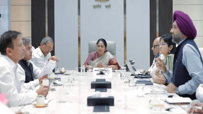 मुख्यमंत्री रेखा गुप्ता ने अधिकारियों को दिए विकास कार्य तेज़ करने के सख्त निर्देश