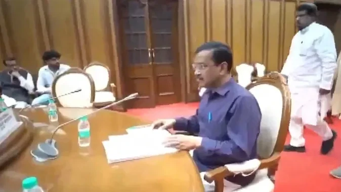 दिल्ली विधानसभा में पेश हुए केजरीवाल, भाजपा पर राजनीति कर ध्यान भटकाने का आरोप