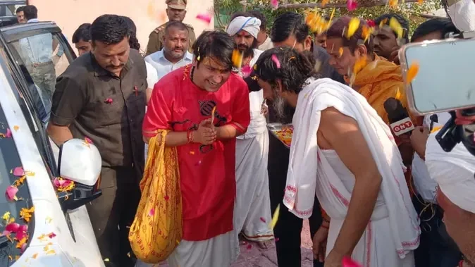 युद्ध नहीं, शांति से ही संभव है विकास: काशी में बोले धीरेन्द्र शास्त्री