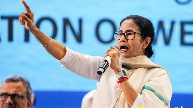 वोटर लिस्ट से नाम हटाने पर ममता का विरोध, धर्मतल्ला में शुरू किया धरना