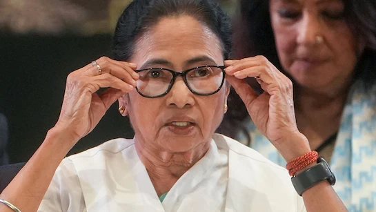 धरना मंच से ममता का कड़ा संदेश: बंगाल की जनता को कमजोर मत समझो