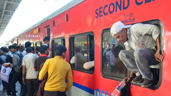 यूपी: होली के बाद दिल्ली-मुंबई की ट्रेनें फुल, सीट पाने के लिये चल रहा ये जुगाड़