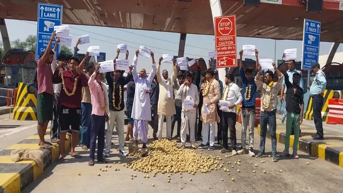 आगरा: आलू के घटते दामों पर सपा का टोल प्लाजा पर प्रदर्शन, एफआईआर दर्ज