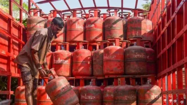 गैस की किल्लत रोकने के लिए केंद्र ने लागू किया ESMA, उद्योगों में इस्तेमाल पर पाबंदी