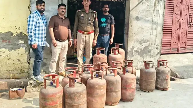 बरेली: एलपीजी सिलिंडरों की कालाबाजारी का पर्दाफाश, दुकान से 15 सिलिंडर जब्त