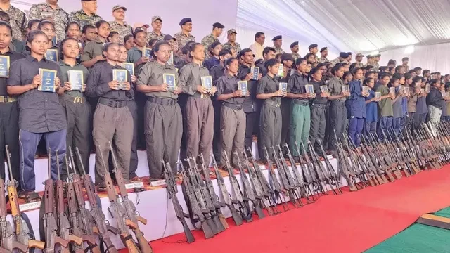 बस्तर: ‘पूना मारगेम’ अभियान के तहत 108 माओवादी कैडर ने किया आत्मसमर्पण