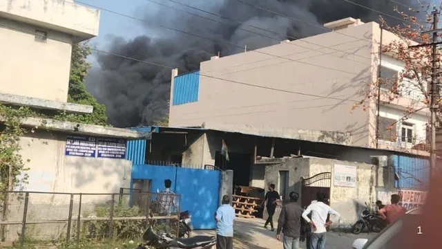 ग्रेटर नोएडा में पेंट फैक्ट्री में भड़की भीषण आग, दमकल टीम मौके पर सक्रिय