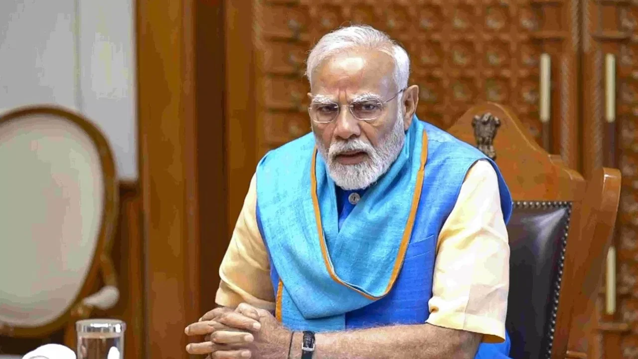 गैस संकट के बीच पीएम मोदी का मंत्रियों को निर्देश- ‘अफवाह फैलाने वालों पर रखें नजर’