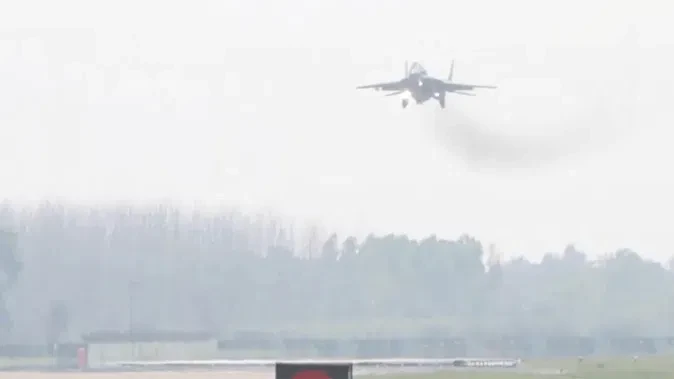 एयर चीफ मार्शल ने खुद उड़ाया MiG-29 UPG, दिखी वायु सेना की ताकत
