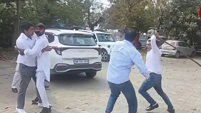 रोहतक में जिला परिषद बैठक बनी अखाड़ा, वाइस चेयरमैन डंडा लेकर पार्षद के पीछे दौड़े