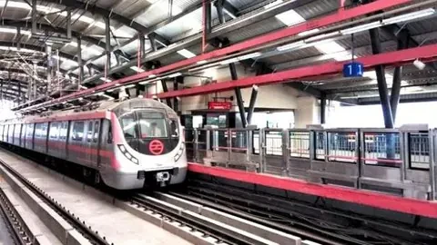 दिल्ली मेट्रो की पिंक लाइन खुली, सूर घाट स्टेशन पर प्रवेश और निकास अभी भी बंद
