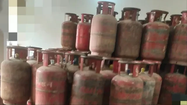 एक घर से 261 गैस सिलेंडर का अवैध स्टॉक बरामद, पिता-पुत्र फरार