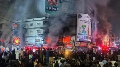 दिल्ली के नेचर मार्केट में लगी भीषण आग, 50 दुकानें जलकर खाक