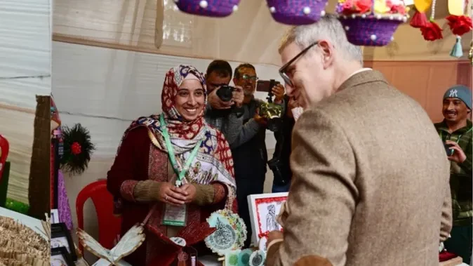 उमर अब्दुल्ला ने बादामवारी में आलमंड ब्लॉसम फेस्ट का किया शुभारंभ