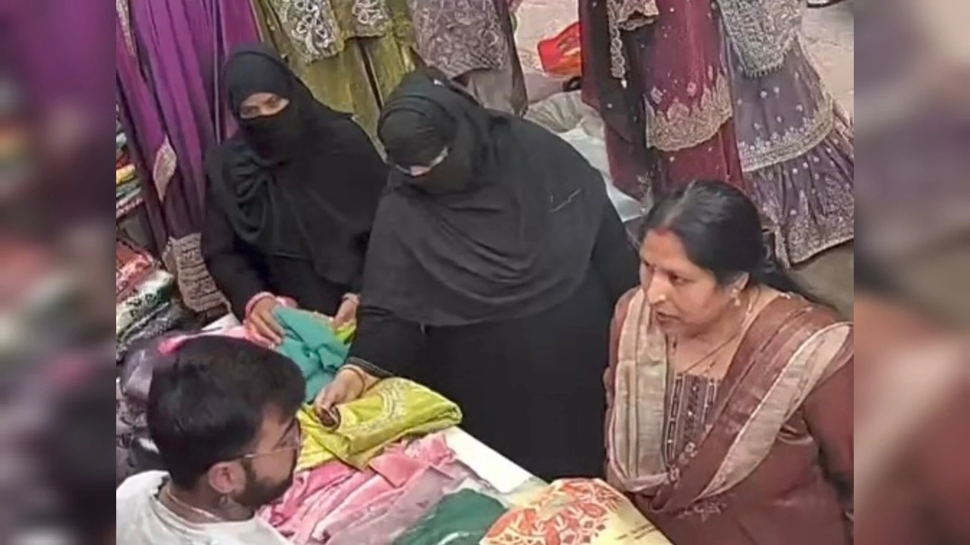 मुजफ्फरनगर: बुर्काधारी महिलाओं ने दुकान से चुराया सूट, सीसीटीवी में कैद हुई वारदात