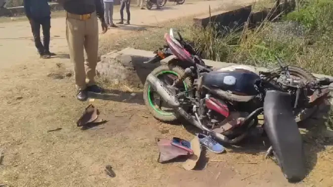 नोएडा से सिलिंडर लेने गांव आ रहे दो बाइक सवार समेत तीन की मौत
