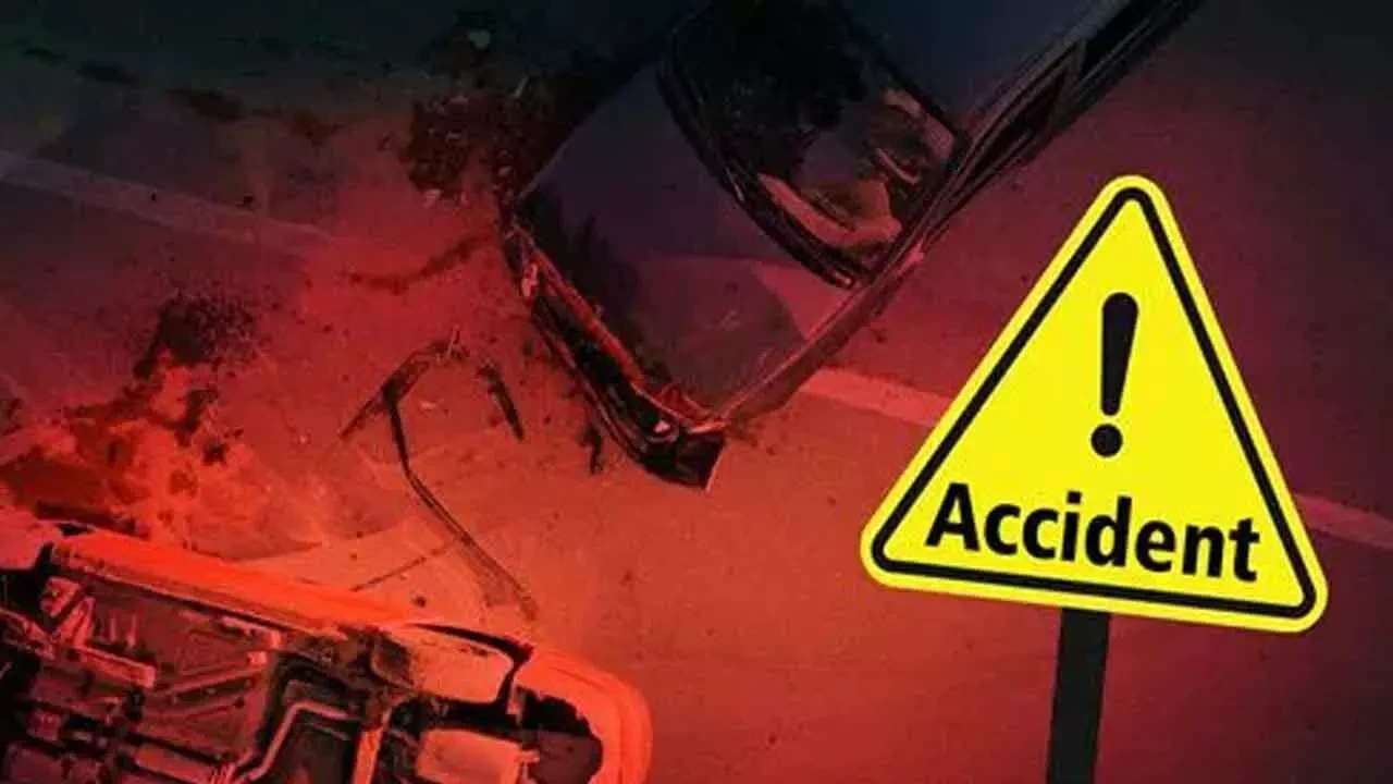 तेलंगाना: तेज रफ्तार कार ने दो बाइकों को मारी टक्कर, एक की मौत, दो घायल