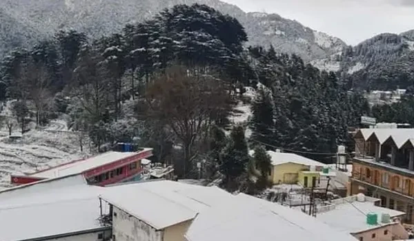 हिमाचल में अचानक मौसम का मिजाज बदला, शिमला और कई जिलों में बर्फबारी और बारिश
