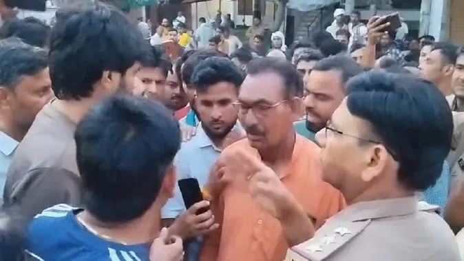 एटा: स्मार्ट मीटर लगाते समय करंट से युवक की मौत, गुस्साए ग्रामीणों ने हाईवे किया जाम