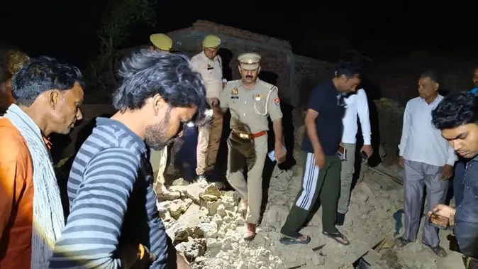उत्तर प्रदेश में टीनशेड गिरने से परिवार के तीन लोगों की मौत, तीन घायल