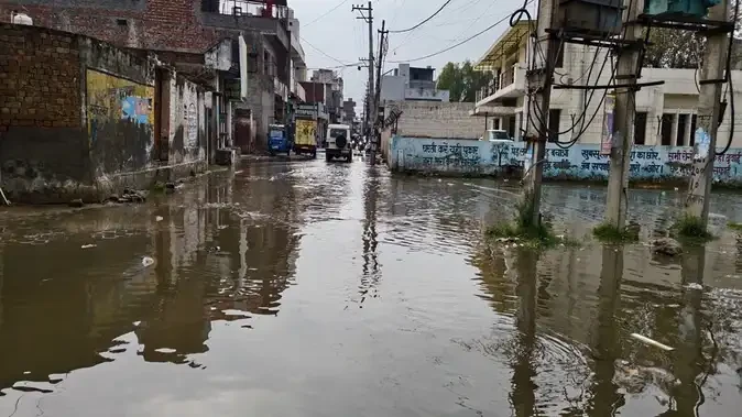 हरियाणा के कई जिलों में बारिश और ओलावृष्टि, मौसम हुआ ठंडा