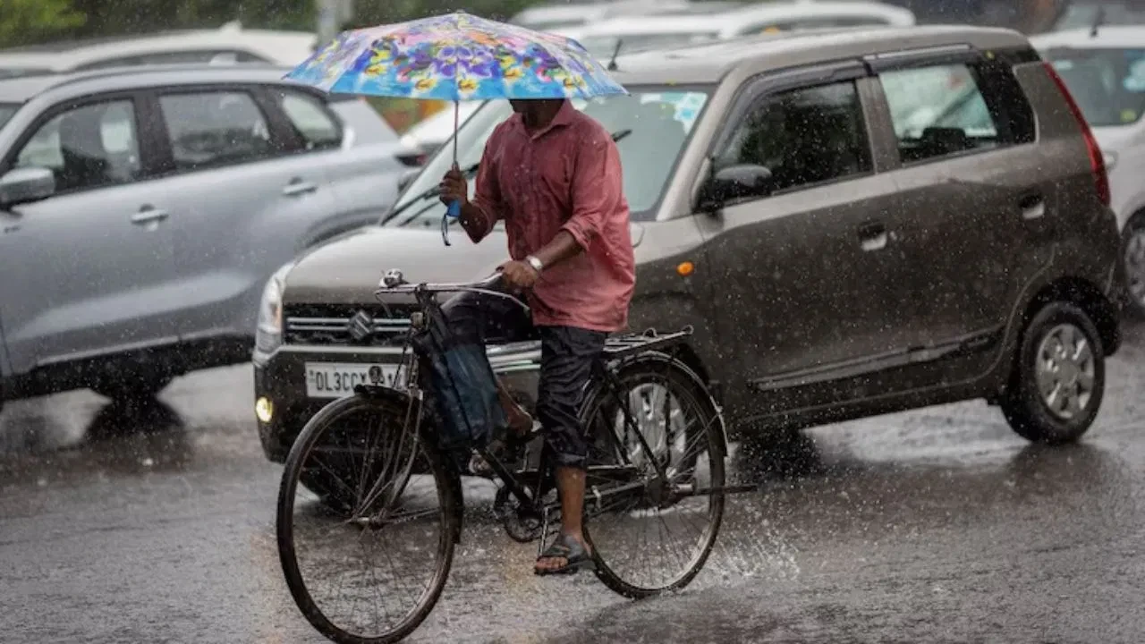 दिल्ली और आसपास के राज्यों में बारिश और तेज हवाओं से गिरा तापमान, येलो अलर्ट जारी