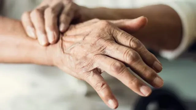 पार्किंसंस रोग पर बड़ा शोध: पुरुष-महिला में भिन्नता और लक्षणों की नई जानकारी