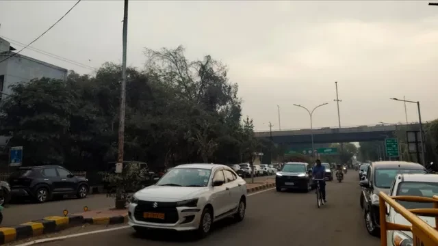 दिल्ली में मौसम ने ली करवट, बारिश से तापमान 7 डिग्री गिरा, ठंडक बढ़ी