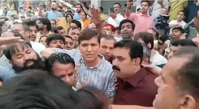 पालम अग्निकांड पर सियासत: आप-भाजपा कार्यकर्ता भिड़े, की धक्कामुक्की