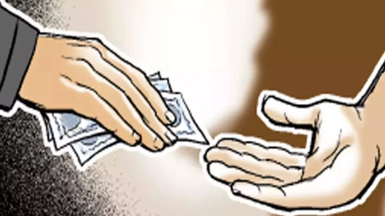 मेरठ: 50 हजार की रिश्वत लेते लेखा लिपिक रंगेहाथ गिरफ्तार