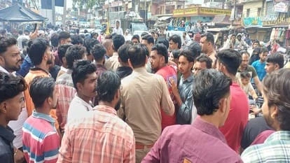 सहारनपुर: मीट की दुकानें बंद कराने पहुंचे कार्यकर्ताओं को भीड़ ने दौड़ाया, जाम-हंगामा