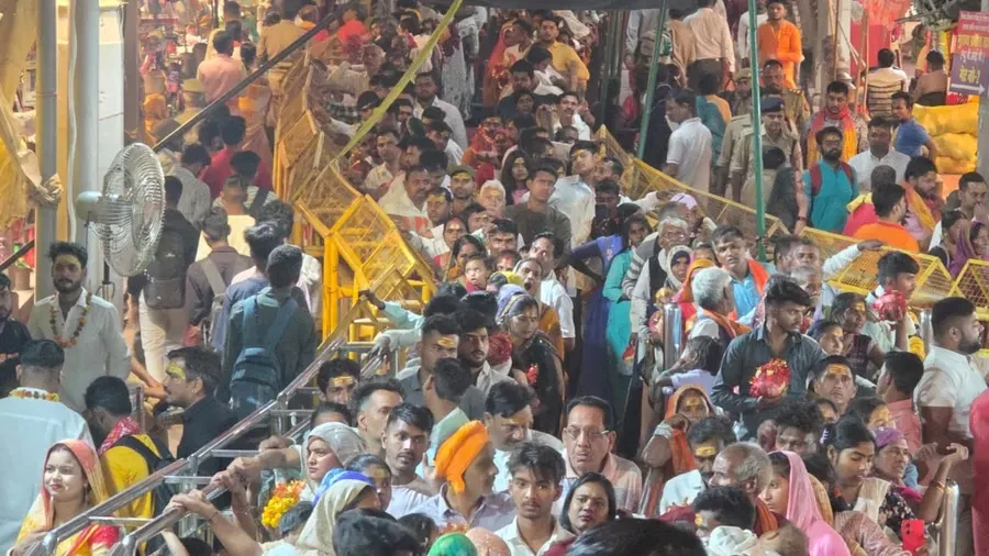 चैत्र नवरात्र: विंध्य धाम में श्रद्धालुओं की भारी भीड़, बारिश के बीच दर्शन जारी