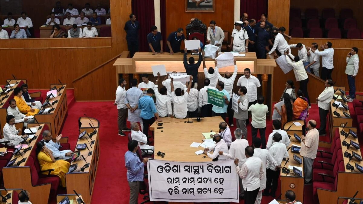 स्वास्थ्य मंत्री के इस्तीफे की मांग को लेकर ओडिशा विधानसभा में विरोध प्रदर्शन
