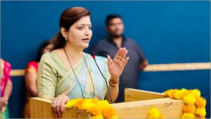 अशोक खरात प्रकरण में मुख्यमंत्री ने रूपाली चाकणकर से मांगा इस्तीफा, जांच जारी