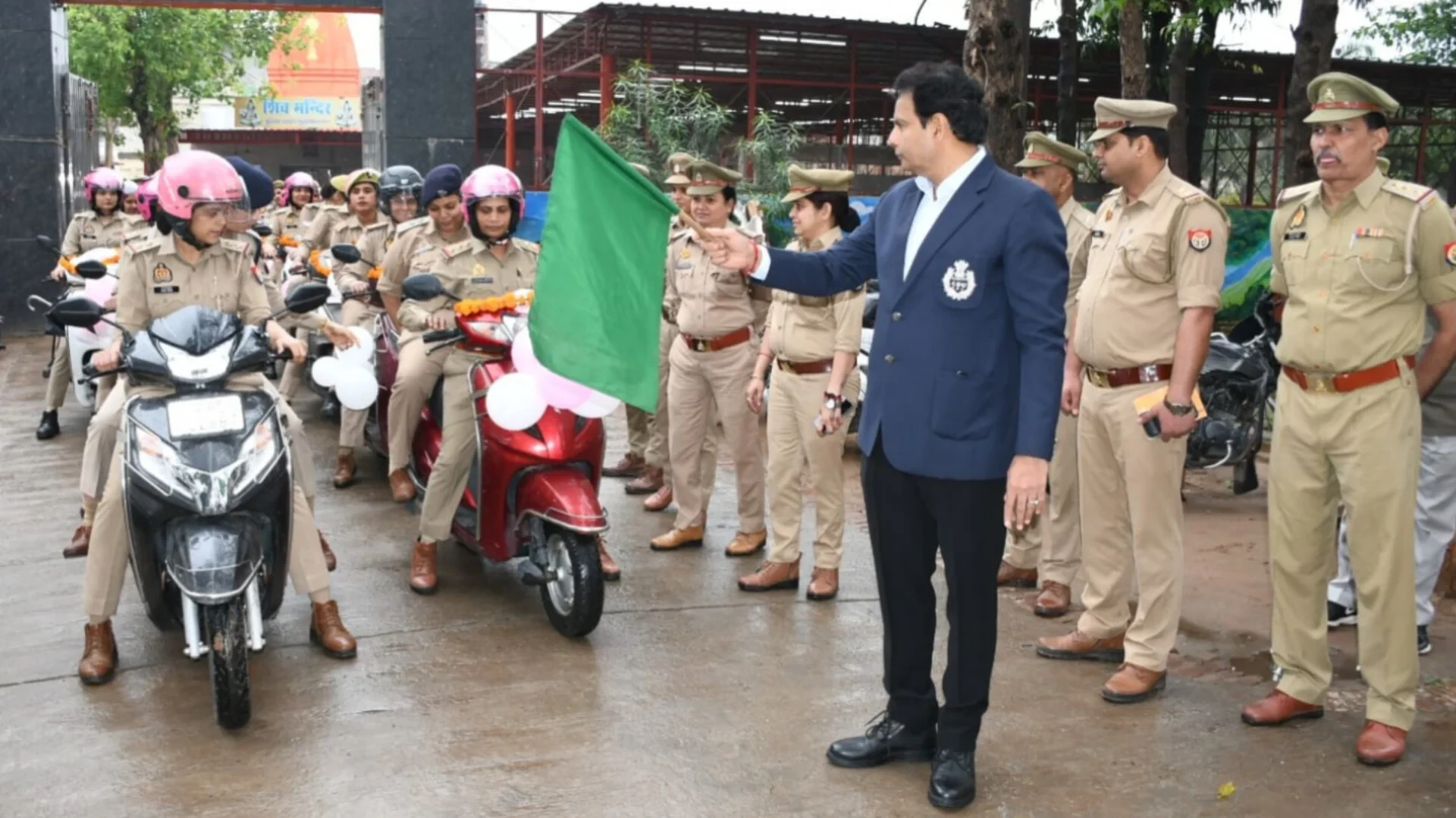एसएसपी ने हरी झंडी दिखाकर रवाना की मुजफ्फरनगर पुलिस की पिंक स्कूटी रैली