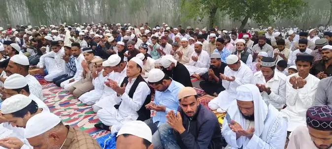 मुजफ्फरनगर में शांतिपूर्ण व हर्षोल्लास से अदा हुई ईद की नमाज, वाल्मीकि समाज ने की पुष्प वर्षा