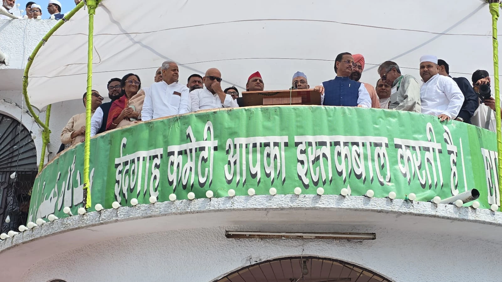 लखनऊ में ईद पर ऐशबाग ईदगाह पहुंचे अखिलेश यादव, लोगों को दी मुबारकबाद