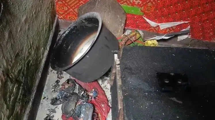 खुर्जा में गैस सिलिंडर ब्लास्ट से मचा हड़कंप, परिवार बाल-बाल बचा