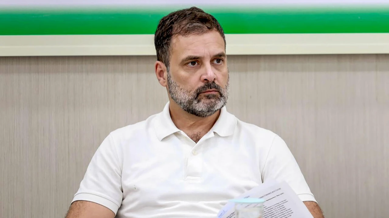 डॉलर के मुकाबले रुपया कमजोर, राहुल बोले– आम जनता पर पड़ेगा असर