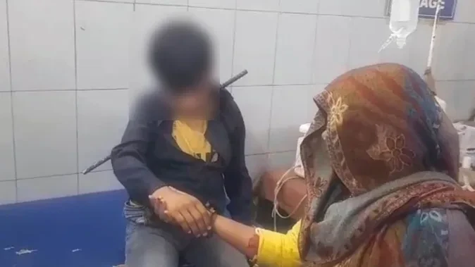 बुलंदशहर: क्रिकेट खेलते समय बच्चे के गले के आर-पार हुआ सरिया, मची अफरा-तफरी