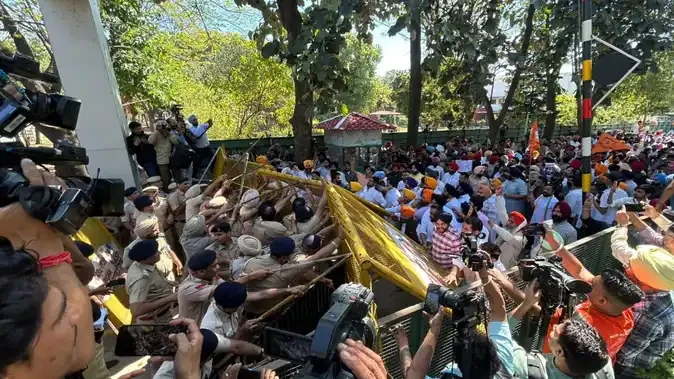 डीएम सुसाइड केस: अकाली दल-भाजपा ने किया सीएम ऑफिस का घेराव