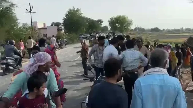 मथुरा में सड़क हादसा: ट्रैक्टर-ट्रॉली ने बाइक सवार को कुचला, युवक की मौके पर मौत
