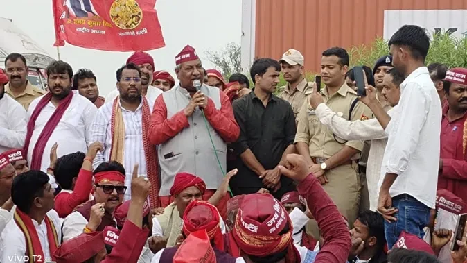 कैबिनेट मंत्री संजय निषाद ने हाईवे पर धरना देकर की मस्जिद हटाने की मांग