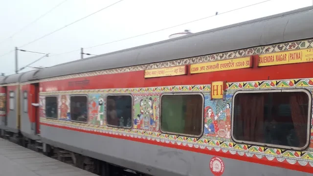 बिहार: इंजन फेल होने से राजधानी एक्सप्रेस का परिचालन बाधित, यात्री परेशान
