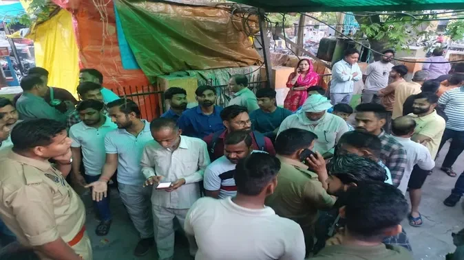 टूंडला में स्मार्ट मीटर विवाद: निगेटिव बैलेंस के चलते बिजली कटने पर उपभोक्ताओं का हंगामा