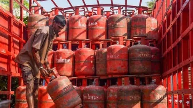 35 दिन की खबर गलत, 25 दिन में ही मिलेगा शहरों में सिलिंडर: सरकार