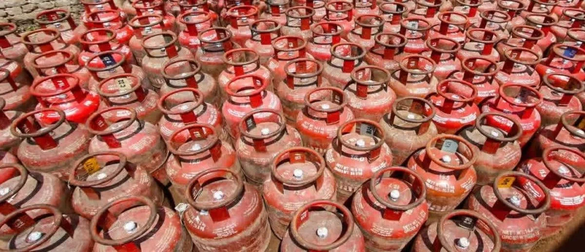 लखनऊ के सरकारी स्कूलों में गैस सिलिंडर की कमी, बच्चे सात दिन से भूखे