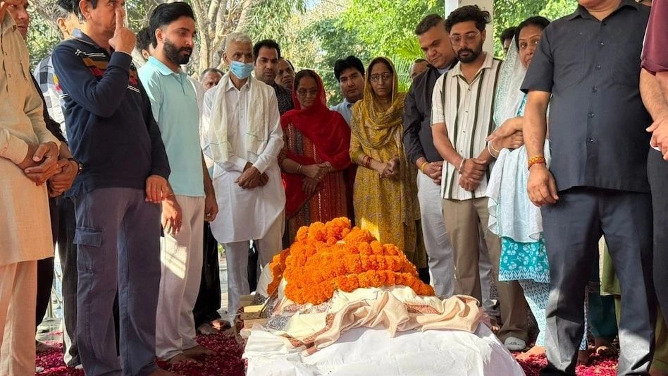 नम आंखों से हरीश राणा को दी गई अंतिम विदाई, दिल्ली के ग्रीन पार्क में हुआ अंतिम संस्कार