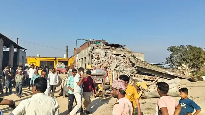 बदायूं: एमएफ हाईवे पर आइस फैक्टरी की बिल्डिंग अचानक ढही, बड़ा हादसा टला