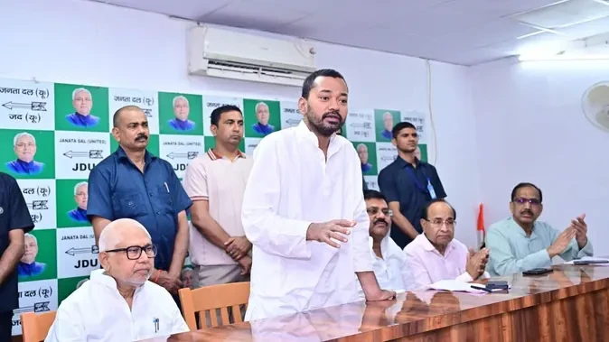 निशांत कुमार अचानक पहुंचे जदयू कार्यालय, युवा और नेताओं से की बातचीत